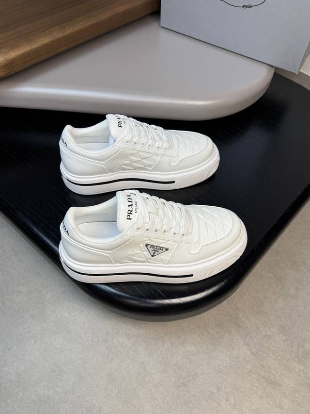 prada 普拉达 -高端品质 原单 -鞋面：漆面小牛皮、丝绸牛皮空压品牌图腾、鞋身车缝品牌金属扣件 -内里：品牌帆布，垫脚；水染牛皮 -大底：超轻tpu 发泡