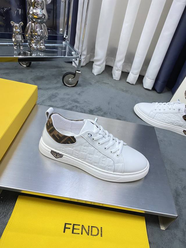 商品商标: Fendi 芬迪 正码码数: 38-44 商品材料: 原版牛皮鞋面，欧美大师独特版面设计，完美打造专柜品质。猪皮内里柔软舒适，耐磨防滑原版大底，户外