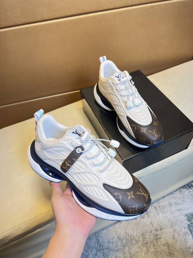 原单品质独家首发 路易威登 独特现代风运动鞋。休闲乐福原版皮 羊里 拒绝脱色磨脚 鞋底：原厂特供原版底，超酷 系带走路都带风风格设计 超舒服耐磨防滑原版底 。就