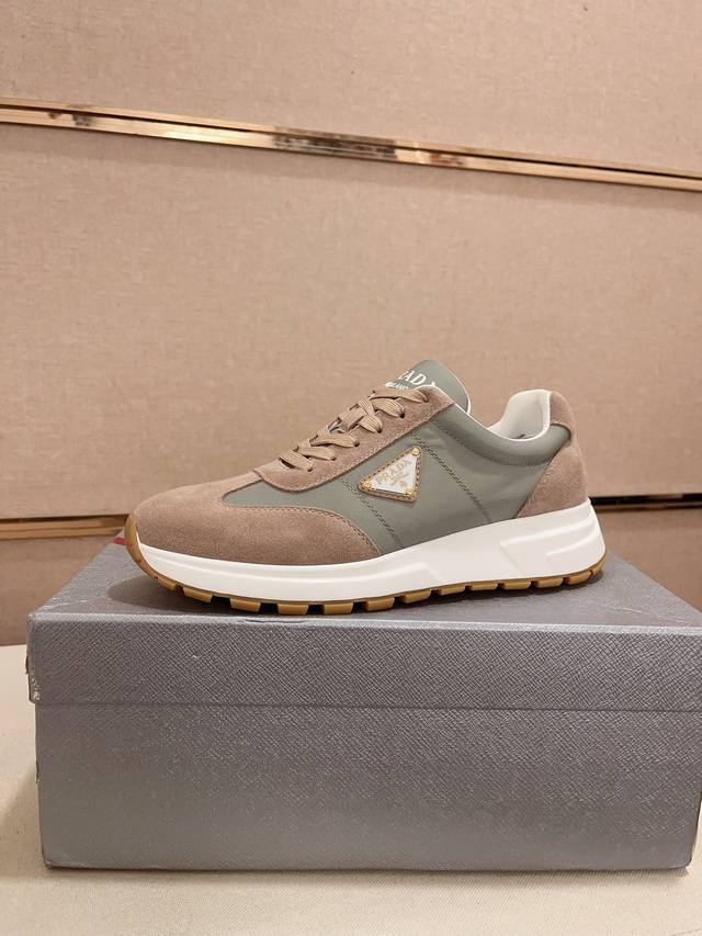 工厂价 高版本 高品质新款prada 普拉达 专柜同步上市， 新款男鞋、面料精选高科技滴胶工艺制作而成。内里:全牛皮内里。高端气垫开模防滑橡胶大底，精美线条、简