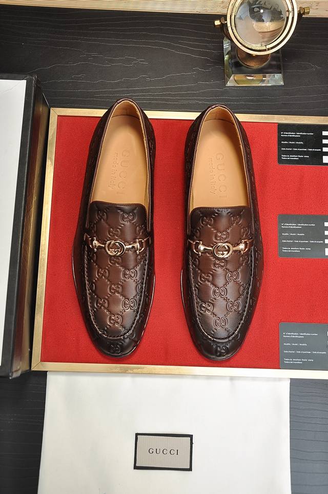 出厂价 意大利顶级奢侈男鞋巨头 Gucci 古奇 全牛皮内里 新款报到原汁原味的欧式风格 赏心悦目为了让鞋子更加耐用不变形制作继续沿用传统做法 但仍然不乏创新皮