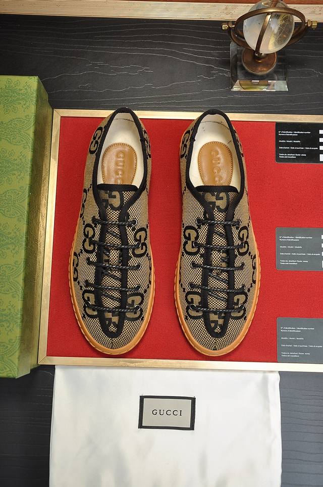 出厂价 Gucci 古奇 官网1:1运动男鞋火爆上市，采用原版古奇布料+面筋内里，再加官网原版1:1舒适大底。时尚百搭，着脚超舒适、透气。5色可选，标准鞋码38