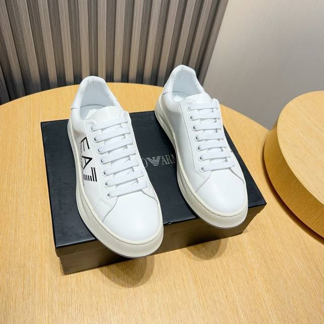 工厂 Armani 阿玛尼新款时尚男士运动鞋精心打造国际品牌 此款休闲鞋集优质面料与精湛工艺于一身，鞋面选用头层牛皮搭配透气布制成！透气网布内里羊皮垫脚。上脚效