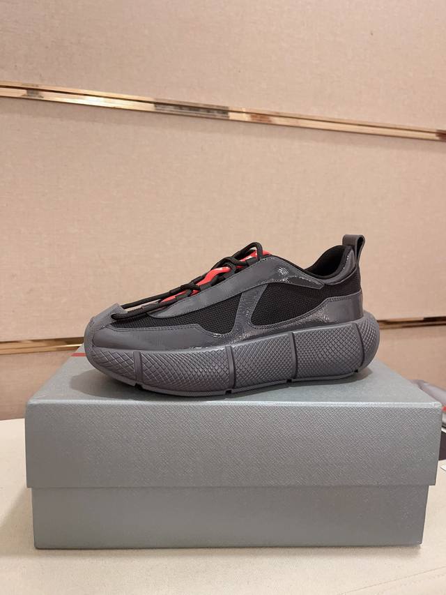 工厂价 高版本 高品质新款prada 普拉达 专柜同步上市， 新款男鞋、面料精选进口头层牛皮，纯手工工艺制作而成。内里:全牛皮内里。高端气垫开模防滑橡胶大底，精