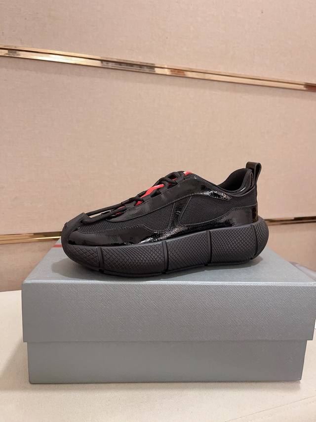 工厂价 高版本 高品质新款prada 普拉达 专柜同步上市， 新款男鞋、面料精选进口头层牛皮，纯手工工艺制作而成。内里:全牛皮内里。高端气垫开模防滑橡胶大底，精