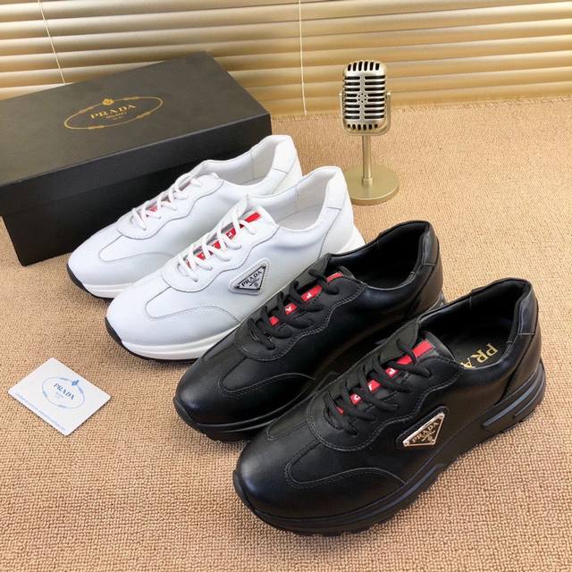 实价 高版本 高品质新款prada 普拉达 专柜同步上市， 新款男鞋、面料精选高科技滴胶工艺制作而成。内里:全牛皮内里。高端气垫开模防滑橡胶大底，精美线条、简约