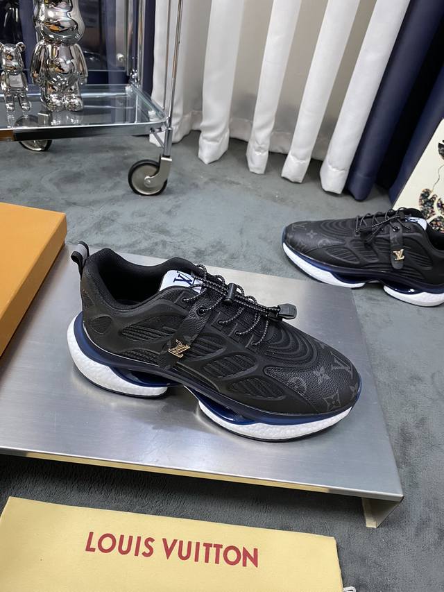 商品商标: Louis Vuitton 路易威登 正码码数: 38-45 商品材料: 鞋面以牛皮麻布打造，意大利进口网布内里羊皮垫，原版大底轻盈耐磨！纯手工制作