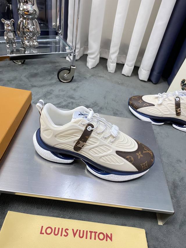 商品商标: Louis Vuitton 路易威登 正码码数: 38-45 商品材料: 鞋面以牛皮麻布打造，意大利进口网布内里羊皮垫，原版大底轻盈耐磨！纯手工制作