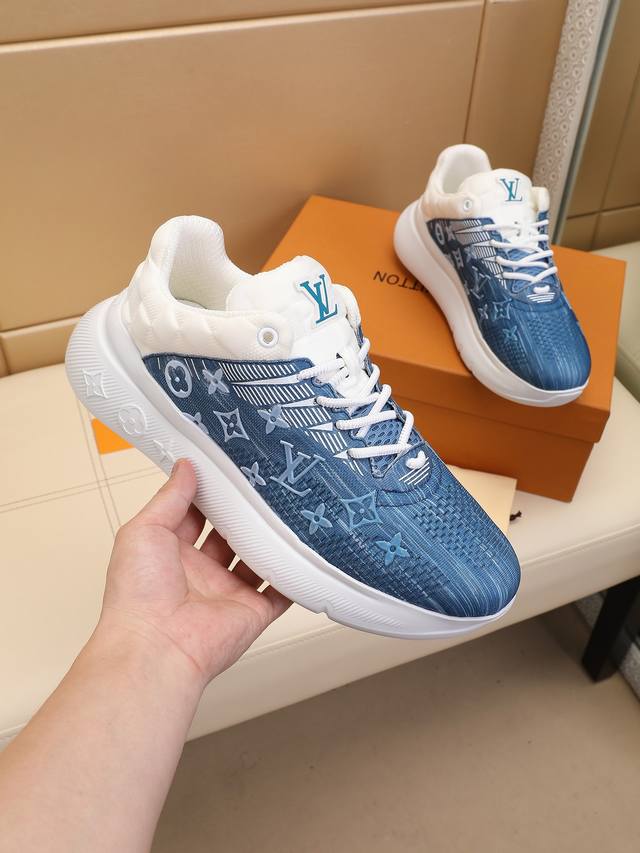 Lv官网最新款show Up Trainers ，时尚设计，其特点是其柔软的针织鞋面融合了 Monogram 和 Damier 图案。光滑的鞋面与厚实但极其轻盈