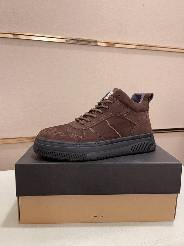 工厂价: 高端货 Ugg最新款 1：1品质，面料:欧洲进口牛皮高端品质头层牛皮。内里:羊毛内里，鞋底: 纯进口橡胶发泡大底。高端货，做工精细，潮流时尚。上脚非常