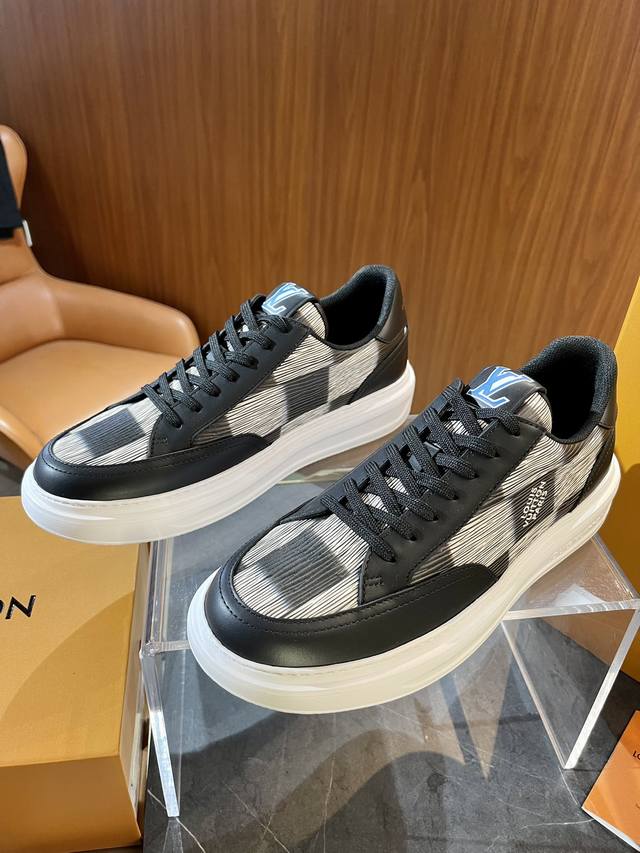 L家beverly Hills 运动鞋 Size：39~44 38.45.46定制 本款 Beverly Hills 运动鞋运动鞋为牛皮描绘 Damier 图案
