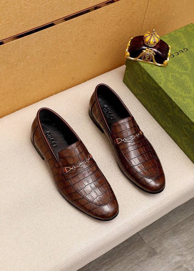 商品商标：Gucci 古驰 休闲皮鞋 正码码数: 38-44 45.46订制 商品材料：精选 进口头层小牛皮压花鞋面+奢华五金扣，进口牛皮内里。强烈立体视觉效果