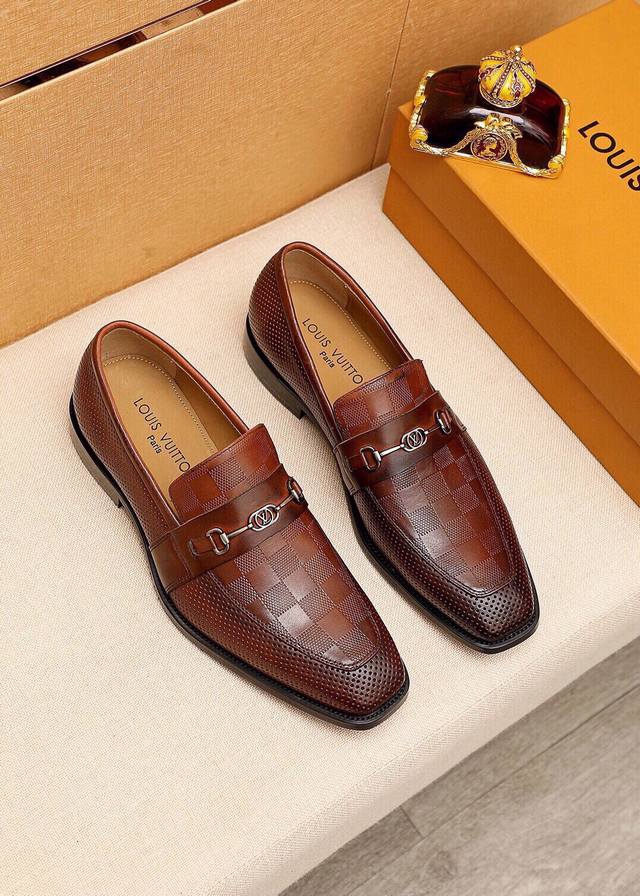 商品商标：Louis Vuitton 路易威登 休闲皮鞋 正码码数: 38-44 45.46.47订制 商品材料：精选 进口头层小牛皮压花鞋面+奢华五金扣，进口