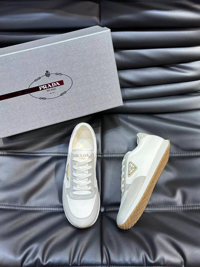 38-45 Prada 普拉达新款男士真皮运动鞋，市面最高版本 、欢迎任意对比！原版皮料质感极佳，超上档次！意大利进口胎羊网内里，可拆式垫！奢华用料、精细做工，