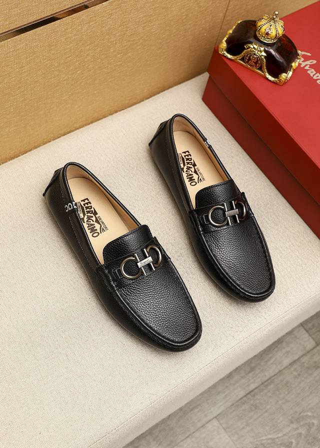 商品商标：Ferragamo 菲拉格慕 豆豆鞋 正码码数: 38-44 45订制 商品材料：精选 进口荔枝纹牛皮鞋面+经典五金扣，进口猪皮内里。强烈立体视觉效果