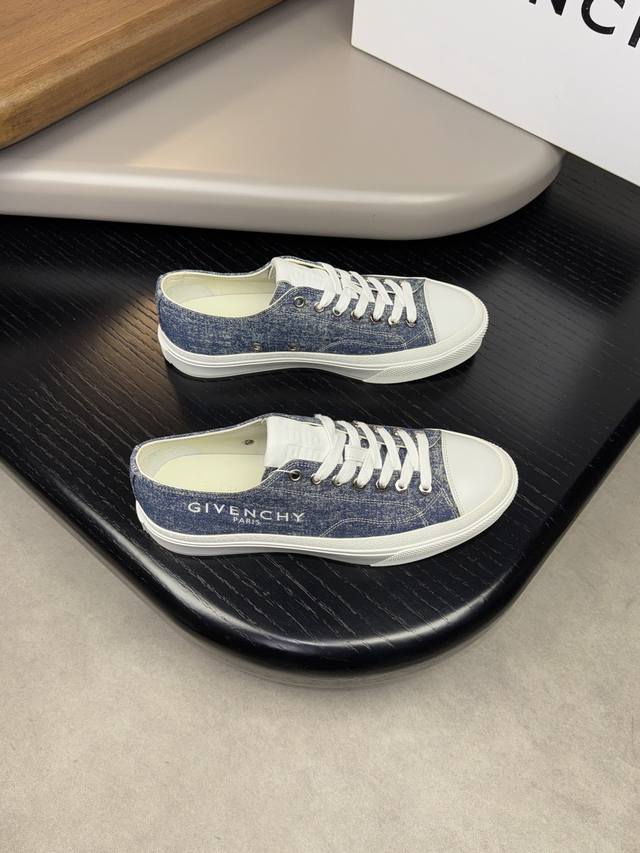 givenchy 纪梵希 -高端品质 情侣装 原单休闲运动板鞋 -鞋面：纳帕小牛皮、品牌帆布布匹、鞋身丝印品牌图腾、鞋舌空压品牌图腾 -内里：水染牛皮 -大底：