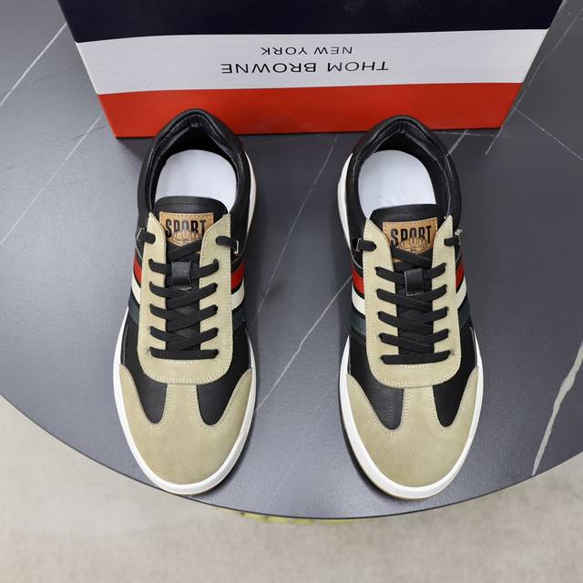 商品商标:Thom Browne 汤姆.布朗 正码码数:38-45 商品材料:新款tb白鞋风暴，鞋面采用原版进口牛皮，羊皮内里 鞋底采用原版鞋底制作 织带红白蓝