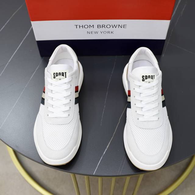 商品商标:Thom Browne 汤姆.布朗 正码码数:38-45 商品材料:新款tb白鞋风暴，鞋面采用原版进口牛皮，羊皮内里 鞋底采用原版鞋底制作 织带红白蓝