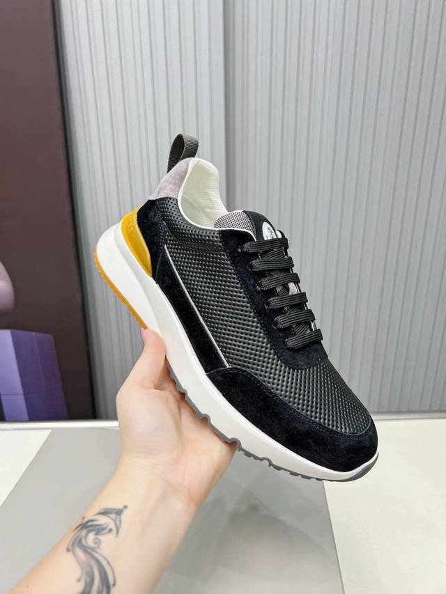 商品商标: Brunello Cucinell 布鲁内洛 正码码数: 38-44 商品材料: Bru运动鞋，鞋头和鞋后跟嵌饰的打孔反毛皮荔枝纹牛皮组合，舒适透气