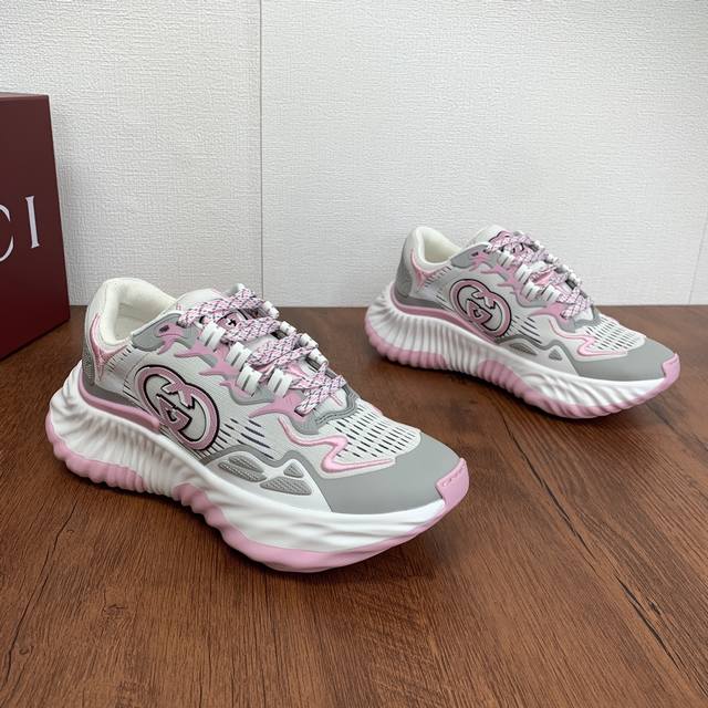 编码： Gucci 古驰 Gucci Ripple系列情侣款运动鞋 首发出货 Gucci Ripple系列运动鞋采用创新缝线工艺制作，打造如流水般的质感。轻薄网