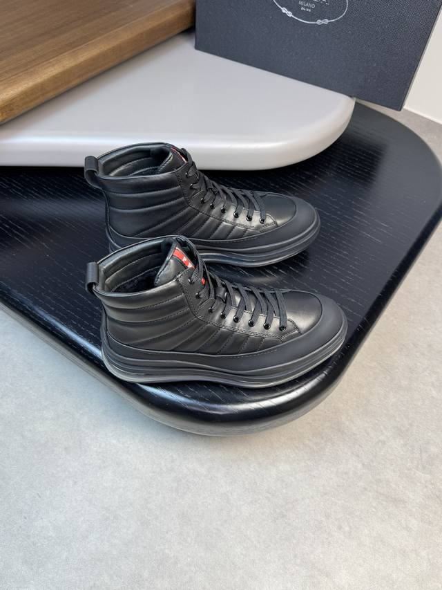 prada 普拉达 -高端品质 原单 -鞋面：纳帕小牛皮、丝绸小牛皮 -内里：澳洲羊毛内里 -大底：超轻tpr气囊.橡胶；组合成型气囊大底 -超高品控 做工精细