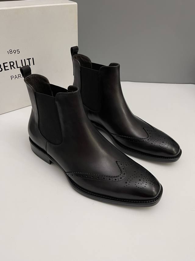 berluti Cursive Galet男士切尔西 柔软而有弹性，Galet的形状完美地弥补脚型的先天不足而同时尊重个体特征：好比一块捧在手掌心的鹅卵石，让足