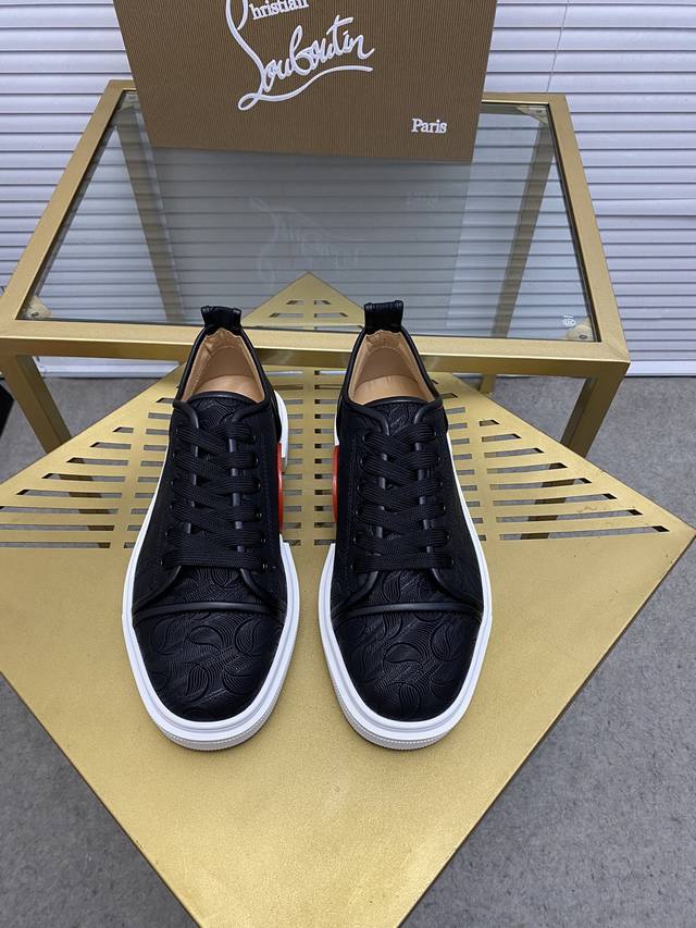 支持退换。出厂价 。Christian Louboutin Cl红底鞋 专柜系列，情侣休闲板鞋 独家热款发布活动乳胶垫脚成品大底车线女35-40#男38#-46