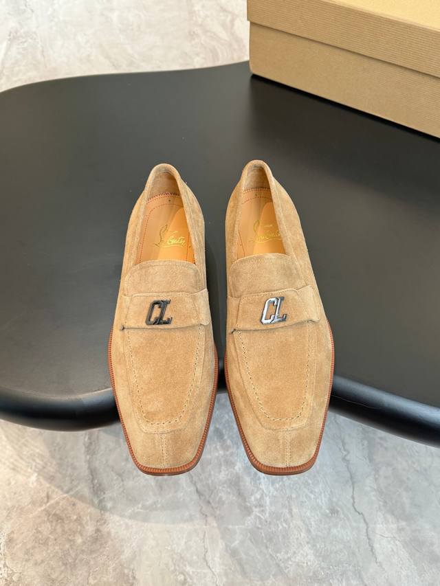 christia*.Loubouti*。批： 。高端男士商务正装皮鞋。经典红底鞋。原版进口头层牛皮。标志性铆钉装饰 水染牛皮内里。意大利进口红色牛皮大底。高端奢