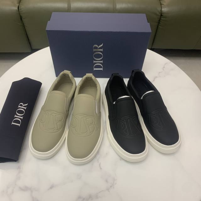 工厂价 ，D家新品上市，进口小牛皮，经典菱格花纹压花，D家工艺，，高端大气上档次，上脚舒适，穿着百搭，立体感十足，2色可选 ，尺码：38-44 37.45、可订