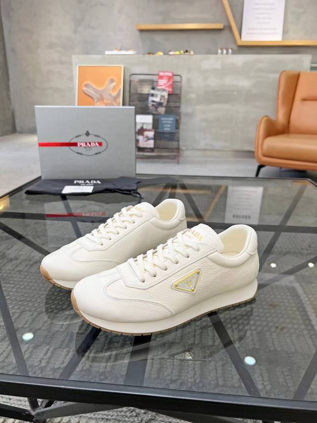 38-45 Prada 普拉达新款男士真皮运动鞋，市面最高版本 、欢迎任意对比！原版皮料质感极佳，超上档次！意大利进口胎羊网内里，可拆式垫！奢华用料、精细做工，
