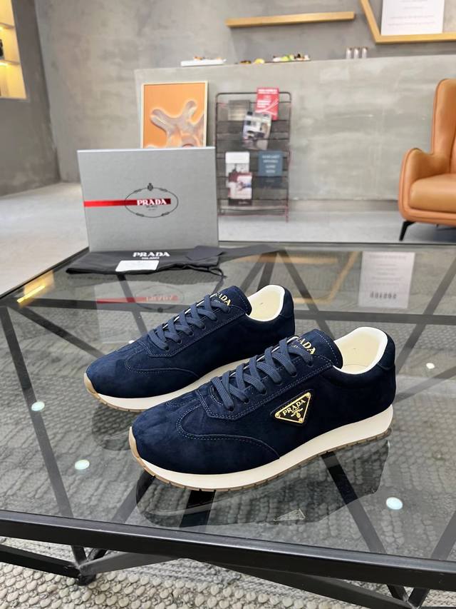 38-45 Prada 普拉达新款男士真皮运动鞋，市面最高版本 、欢迎任意对比！原版皮料质感极佳，超上档次！意大利进口胎羊网内里，可拆式垫！奢华用料、精细做工，