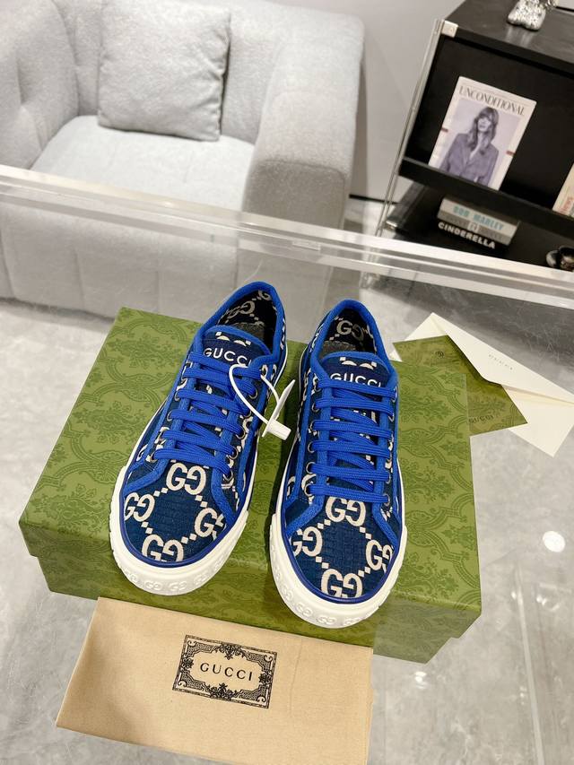 Gucci Tennis 1977经典系列帆布鞋 2024早春系列以再生聚酯纤维焕新演绎经典gg标识。全新系列大胆探索品牌典藏元素，在复古设计中交织现代精髓，出