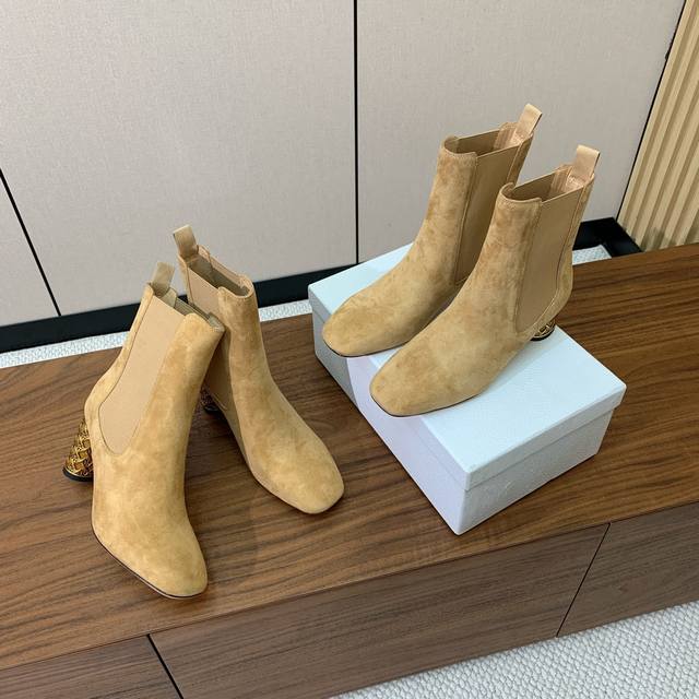 d*Or 及踝靴松紧粗跟短靴。两侧搭配弹力饰带，后侧饰以金色饰面金属 Cd 标志。搭配金色饰面金属 Graphic 藤格纹圆柱形鞋跟，方形鞋头，高雅舒适，可为本