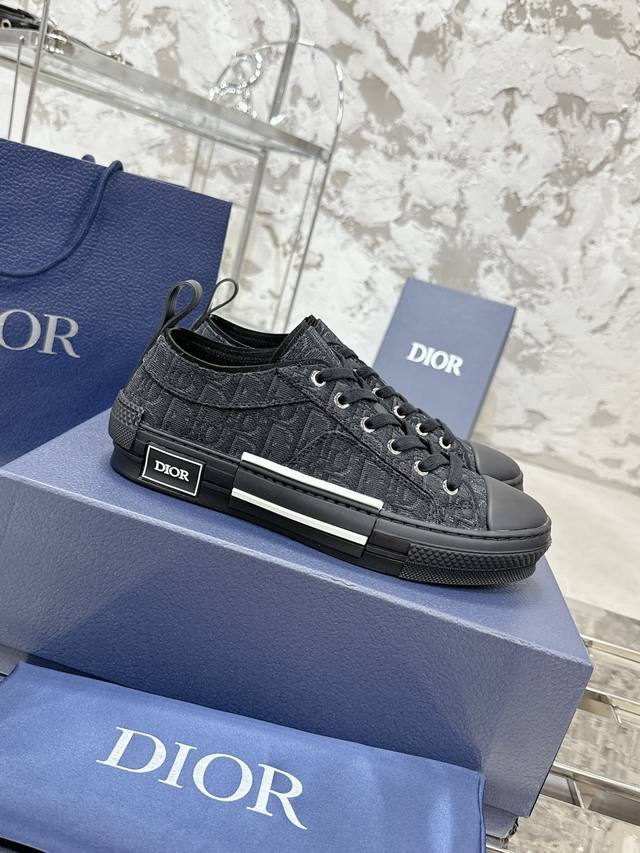 顶级版本！！！ Dior迪奥b23经典系列情侣款 高帮 低帮 休闲 运动鞋 板鞋 常年现货 版本已调试到极致！市场顶配版本！这款 B23 高帮运动鞋饰以米色和黑