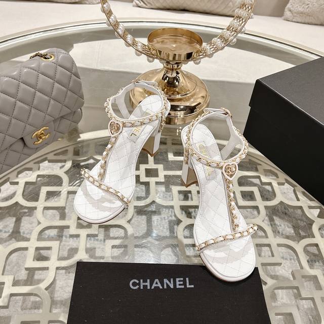 chanel 小香2025Ss春夏最新走秀时装 链条装饰 顶级品质！ 精确到1：1 轻奢而不累脚、上脚可随意搭配春夏的服饰、更加彰显质感和品味、简约中带奢华的外