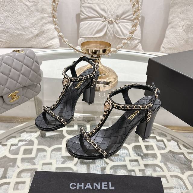 chanel 小香2025Ss春夏最新走秀时装 链条装饰 顶级品质！ 精确到1：1 轻奢而不累脚、上脚可随意搭配春夏的服饰、更加彰显质感和品味、简约中带奢华的外