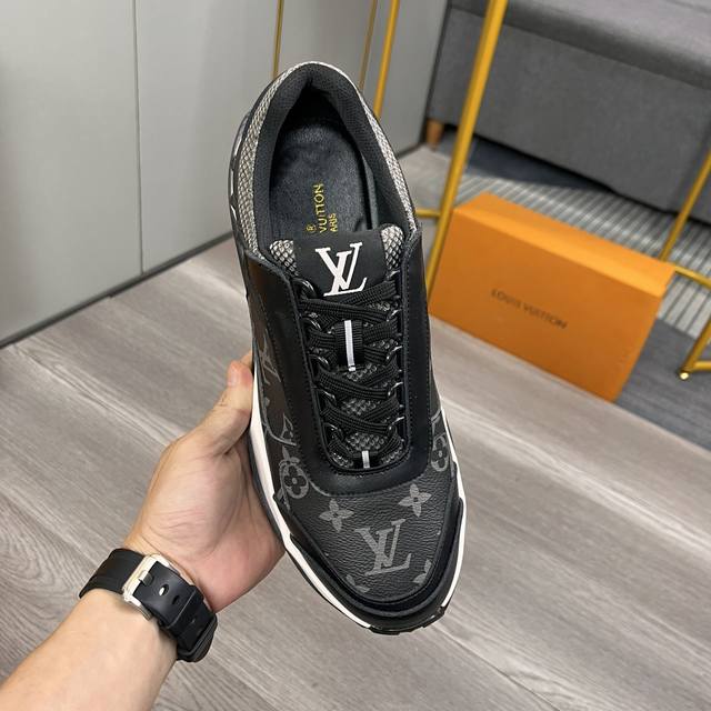 出厂价 Lv最新款休闲男鞋 休闲时尚爆款， 版型简洁大气， 面料采用进口牛皮配原版材料，舒适透气网布内里，原版耐磨橡胶大底，专柜经典款实物拍摄，三色可选，码数：