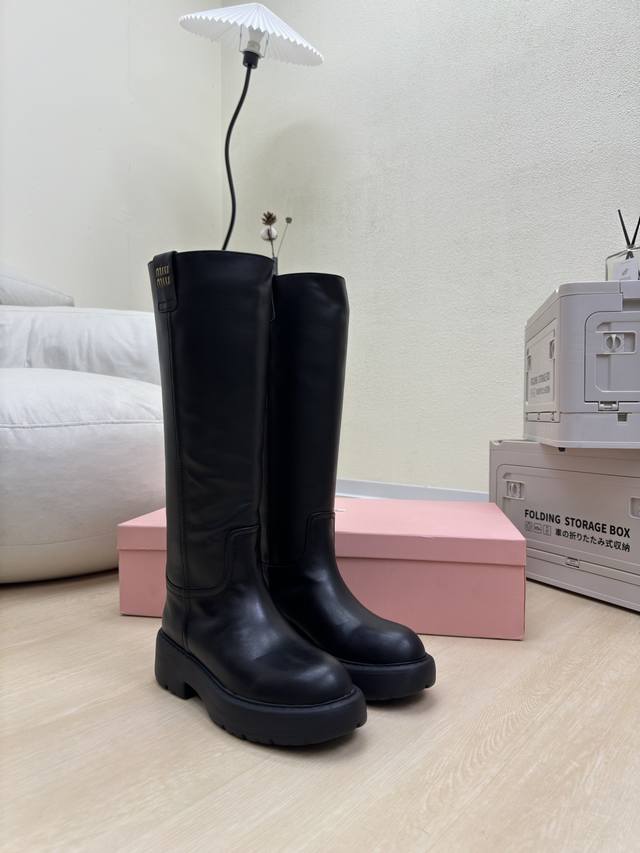 一脚蹬 厚底长靴 Miu'Miu 黑色 牛皮 对版 系列 Miu'Miu 经典舒适 制作 成型大底 设计 高版本 成型 大底设计 面料采用原版一致 原版一致成型