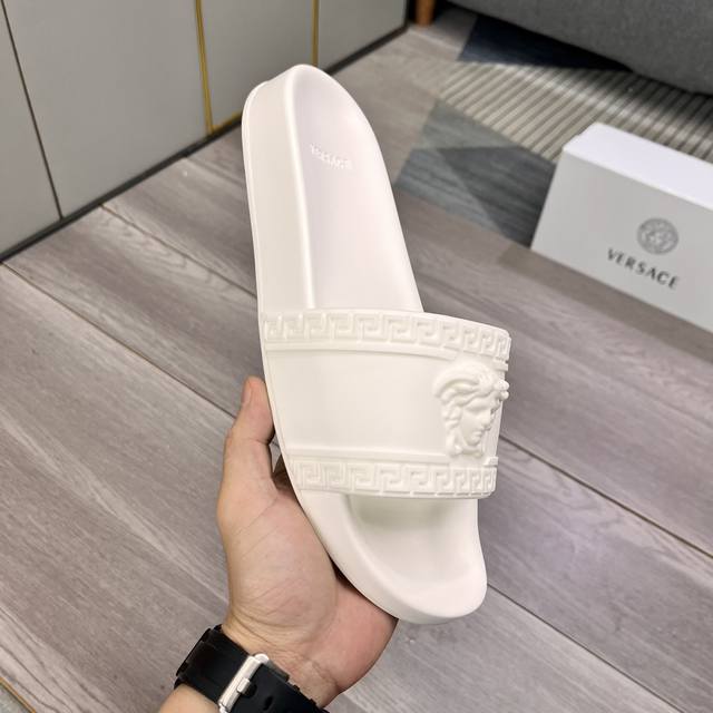 出厂价 范思哲新品情侣装拖鞋 高端精品， 鞋面采用进口精美原版材料工艺， 精细做工， 鞋底超软，休闲宽松舒适型，全套包装，实物拍摄，码36-44， 45，46可