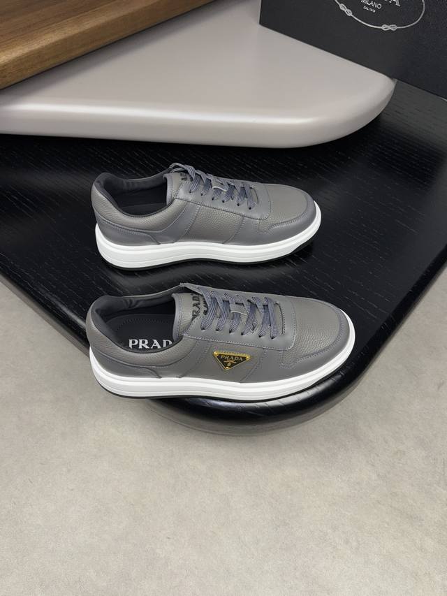 prada 普拉达 -高端品质 原单休闲运动板鞋 -鞋面：纳帕小牛皮、摔纹小牛皮、鞋身品牌金属扣件、鞋舌注塑品牌logo -内里：水染牛皮 -大底：超轻tpu发