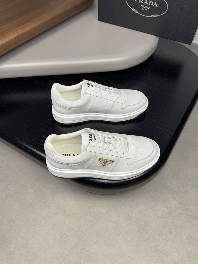 prada 普拉达 -高端品质 原单休闲运动板鞋 -鞋面：纳帕小牛皮、摔纹小牛皮、鞋身品牌金属扣件、鞋舌注塑品牌logo -内里：水染牛皮 -大底：超轻tpu发