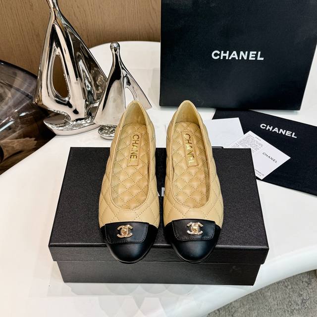 代购级 Chanel 小香24A新品链条平跟单鞋！ 原版1:1复刻 经典中的经典 无论搭配裤装还是裙装都是完美 小圆头的设计很好的修饰脚型 小仙女们必备！ 鞋面