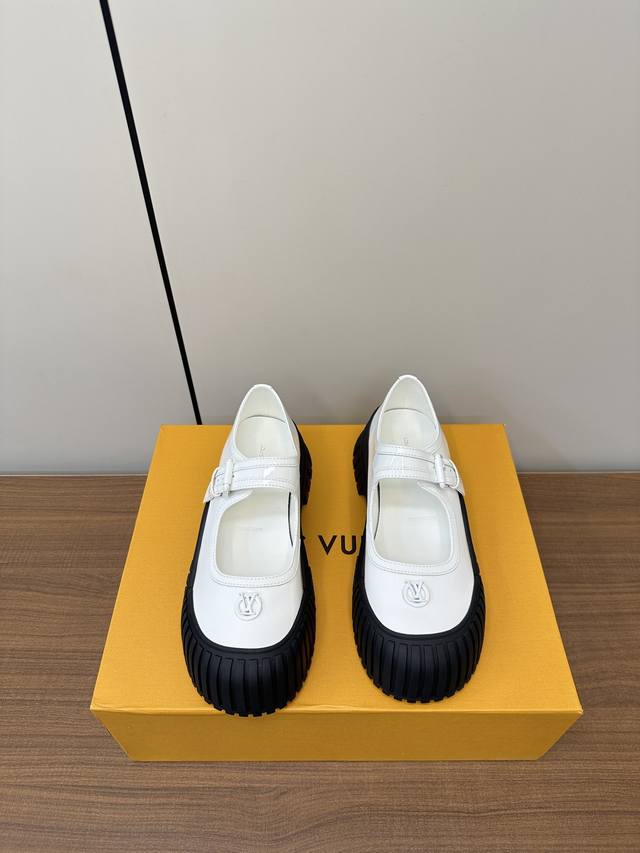 louis Vuitton Lv乐福鞋 大头鞋 马丽珍单鞋 经典 复古时尚马丽珍大头皮鞋 超级耐看 鞋面最新lvlogo 设计更加彰显品质 高品质 细节无可挑剔