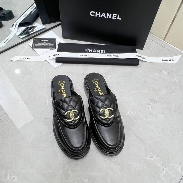 Chane*新款翻盖半拖鞋 经典logo装饰简约大气 精致的高级感 百搭又减龄 各种穿搭都能驾驭. 鞋面进口羊皮 内里垫脚羊皮 意大利真皮大底 尺码35-42