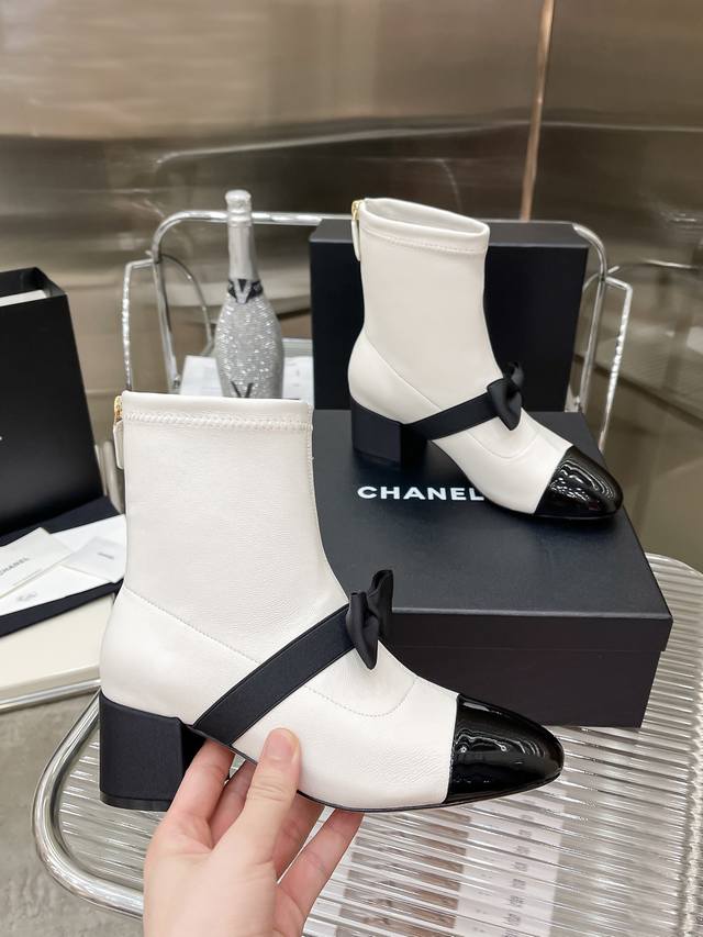 Chanel 23S蝴蝶结短靴！ 这一季节的系列都好好看！ 对蝴蝶玛丽珍无法拒绝，羊皮真的好软！ 鞋面羊皮 内里羊皮 真皮大底 Size:35-41 高板本