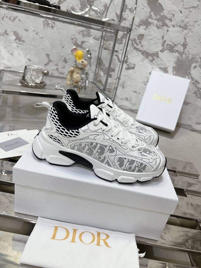 dior Chrono 迪奥老爹鞋 高版本. 原版开发全新tpu吸膜超轻极软组合大底. 运动风格 运动鞋..老爹鞋.. 上脚超美超赞..各路明星网红纷纷上脚..