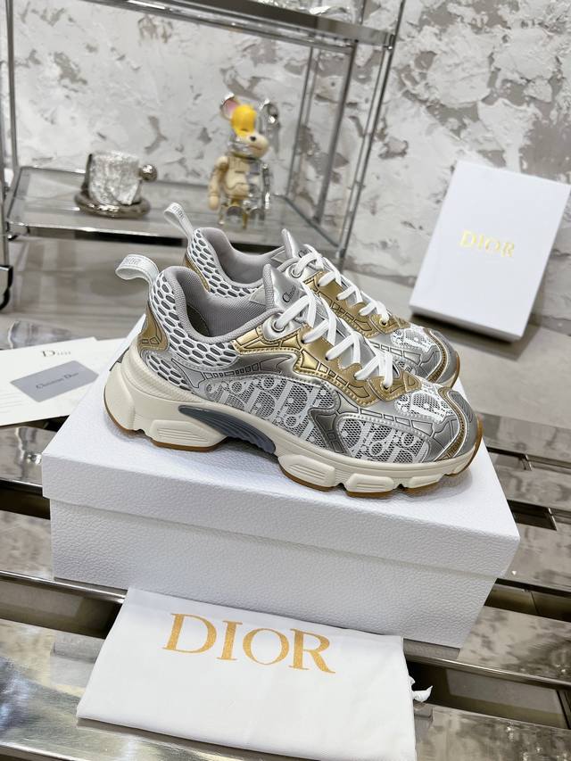 dior Chrono 迪奥老爹鞋 高版本. 原版开发全新tpu吸膜超轻极软组合大底. 运动风格 运动鞋..老爹鞋.. 上脚超美超赞..各路明星网红纷纷上脚..