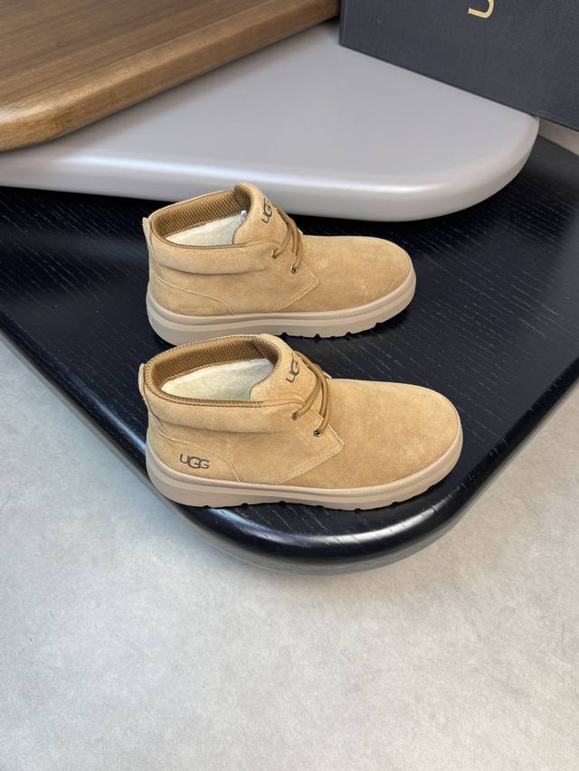 ugg -高端品质 原单 -鞋面：原版反绒小牛皮、后跟高周波品牌logo、完美拼接 -内里：澳洲羊毛里 -大底：原版tpu发泡；成型大底 -超高品控 做工精细：