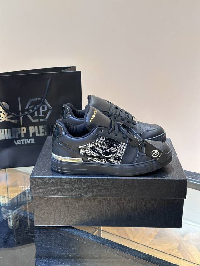 philipp Plein-菲利普普莱茵，德国潮牌男士低帮板鞋，牛皮亮面设计，鞋面皮牛皮打造，牛皮内里，满钻设计。好看好搭。超轻大底，脚感舒适！ 元 Size：