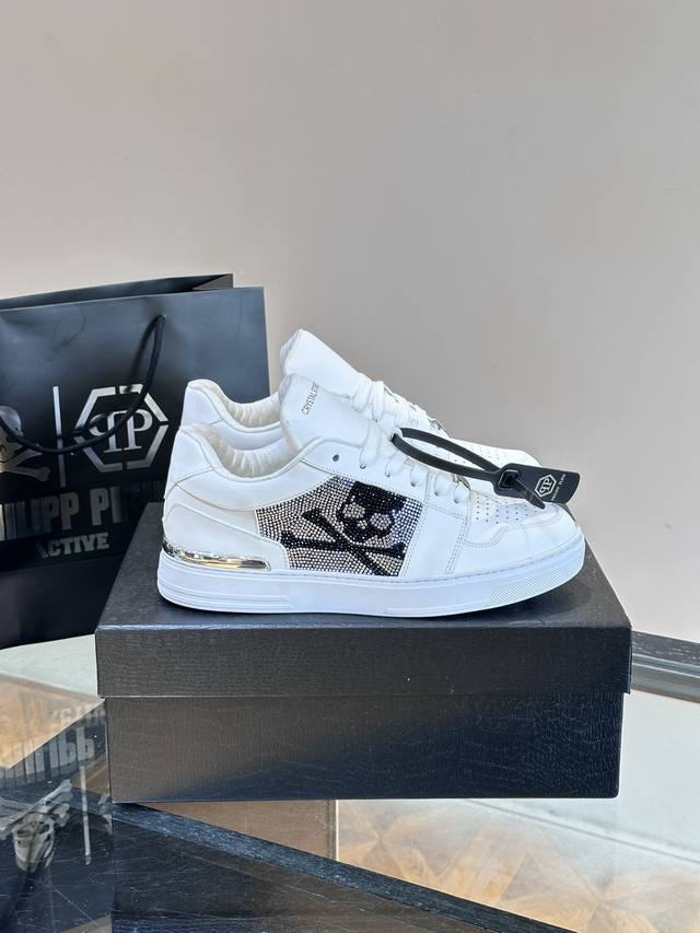 philipp Plein-菲利普普莱茵，德国潮牌男士低帮板鞋，牛皮亮面设计，鞋面皮牛皮打造，牛皮内里，满钻设计。好看好搭。超轻大底，脚感舒适！ 元 Size：